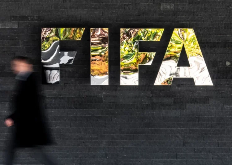 Gianni Infantino se disculpa en una tensa reunión de la FIFA pero sigue resistiendo a las críticas europeas