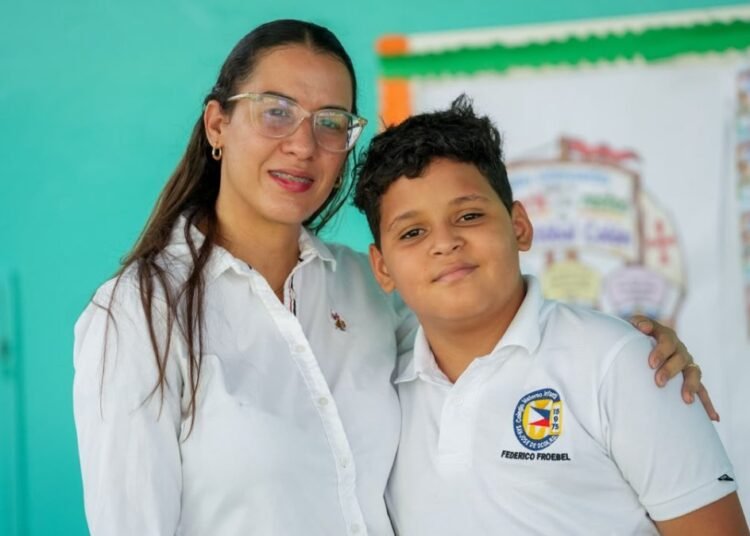 Gobierno premia la excelencia de jóvenes talentos en olimpiadas nacionales e internacionales