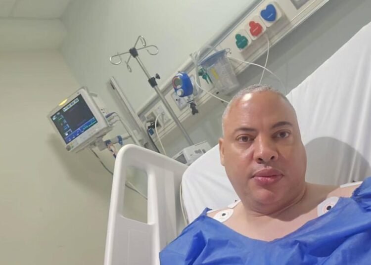 Milagro en la autopista Duarte: Cronista deportivo del HOY sufre aparatoso accidente tras desmayarse