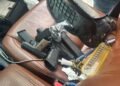 DNCD arresta a un hombre con armas y municiones ocultas en una camioneta en Santo Domingo Oeste