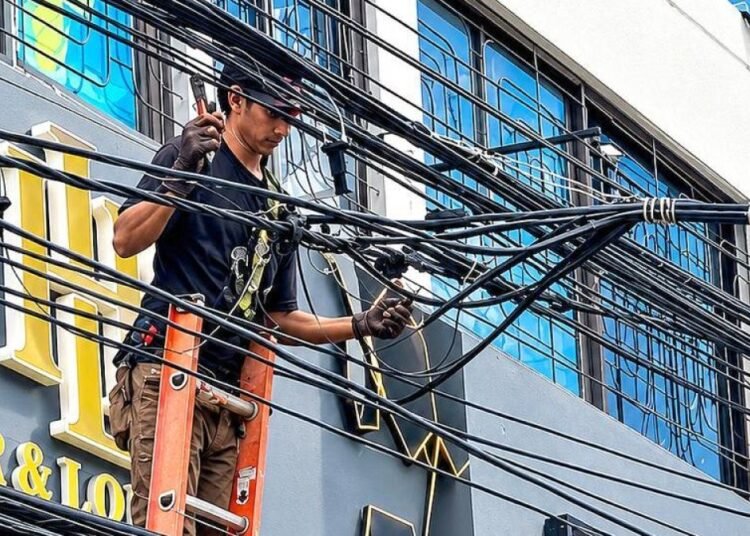 Hombre es sorprendido trepado en un poste reconectando la luz ilegalmente en Herrera