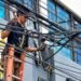 Hombre es sorprendido trepado en un poste reconectando la luz ilegalmente en Herrera