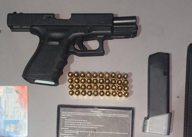 Cae hombre con pistola Glock oculta en sunroof y presunta cocaína tras operativo del Dicrim en Manoguayabo