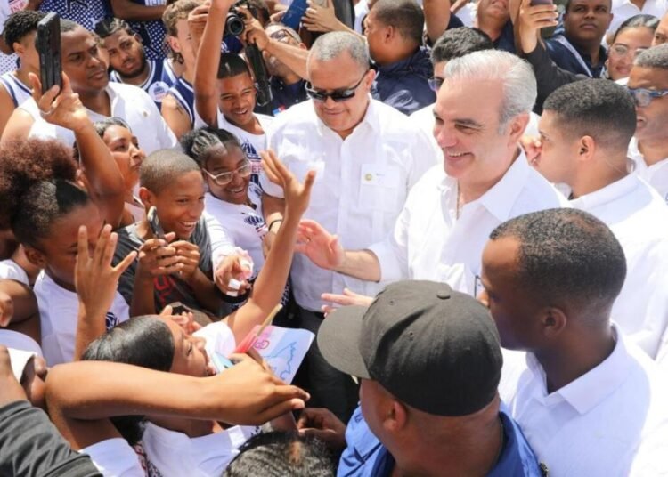 Luis Abinader retoma su agenda nacional tras su viaje a Roma con inauguraciones y entrega de títulos
