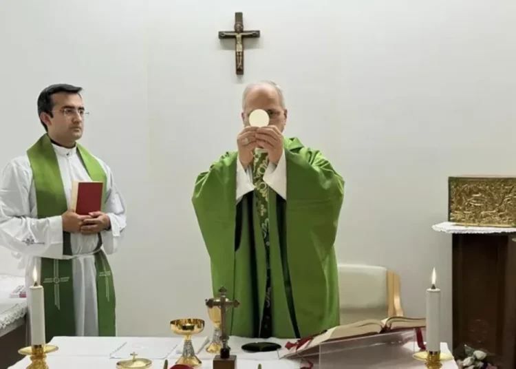 El papa León XIV recibe el alta hospitalaria y regresa al Vaticano tras superar con éxito su operación