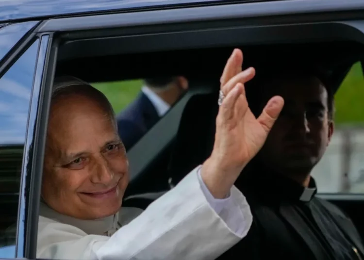 El papa León XIV recibe el alta médica tras cirugía por cáncer y apunta a su gira por Latinoamérica