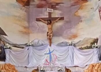 Tragedia en Ecuador: sacerdote muere aplastado por una cruz mientras oficiaba misa y reflexionaba sobre la muerte