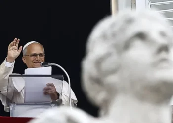 El papa León XIV reaparece en el ángelus tras recibir el alta por una operación de pulmón