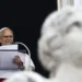 El papa León XIV reaparece en el ángelus tras recibir el alta por una operación de pulmón