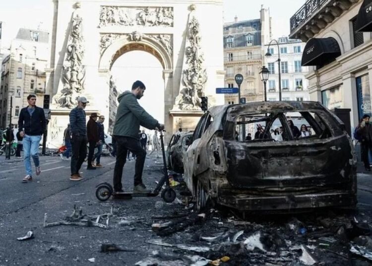 Caos en Francia tras masivas protestas deja 2.000 detenidos y 600 agentes heridos
