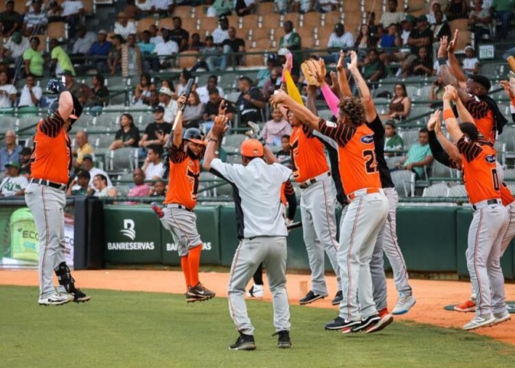 Toros del Este vencen a las Estrellas con poder ofensivo en San Pedro de Macorís