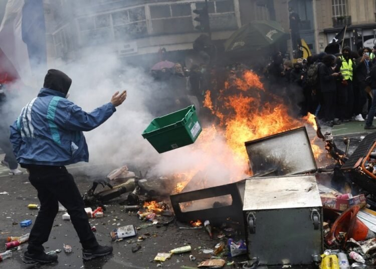 Nuevos saqueos y violentos enfrentamientos sacuden el centro de París durante las protestas