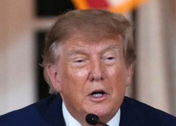 Donald Trump firma orden histórica para acelerar investigaciones sobre la salud de la mujer impulsada por Melania