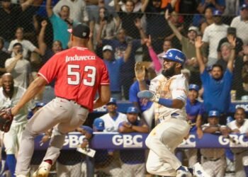 Emilio Bonifacio hace historia y se convierte en el rey de las anotadas de los Tigres del Licey