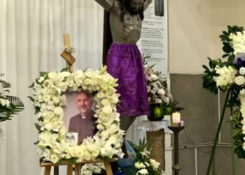 Conmoción en Ecuador: quién era el sacerdote que murió aplastado por una cruz en plena misa