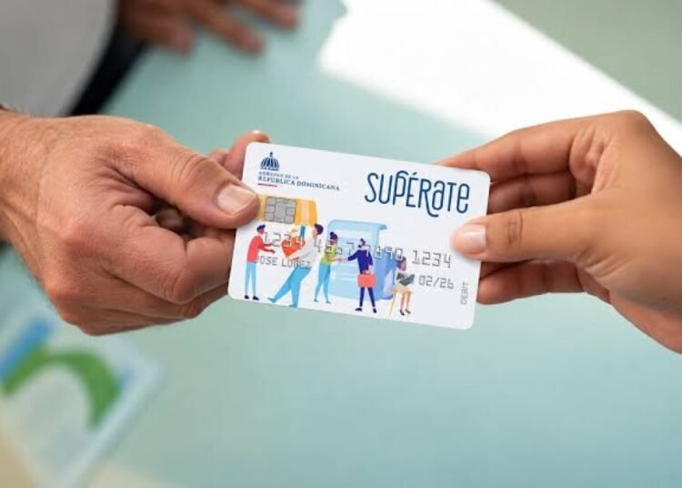 Abinader revela que 10 mil personas salen de la pobreza cada mes en el sistema de Supérate