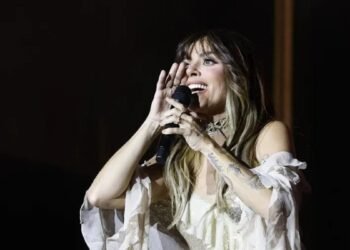 Kany García revela que padece una dolorosa enfermedad en la columna que la está encorvando