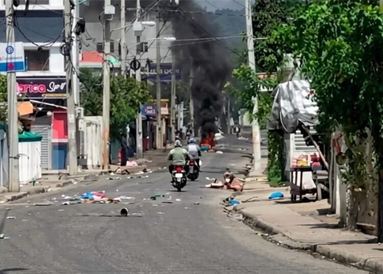 Huelga en San Francisco de Macorís se intensifica con más de 20 detenidos y amenaza de extenderse al Cibao