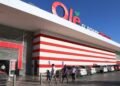 Empleados de Hipermercados Olé se tiran a las calles y paralizan labores por recortes en bonos