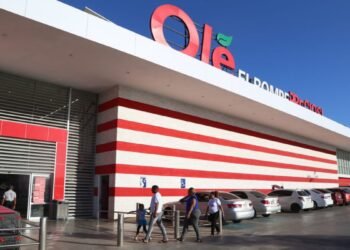 Empleados de Hipermercados Olé se tiran a las calles y paralizan labores por recortes en bonos