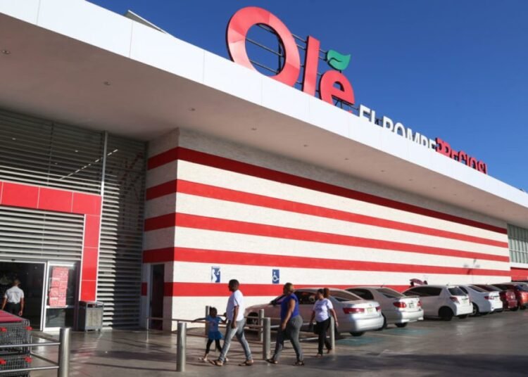 Empleados de Hipermercados Olé se tiran a las calles y paralizan labores por recortes en bonos