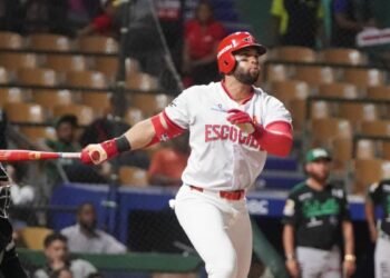 Los Leones del Escogido consiguen su primera victoria de la temporada tras vencer a las Estrellas Orientales