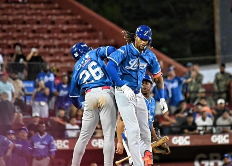 Apoteósica paliza de los Tigres del Licey con exhibición ofensiva de Alcántara y Hernández
