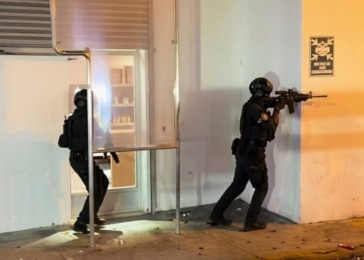 Salcedo se paraliza con violentos disturbios y enfrentamientos durante huelga