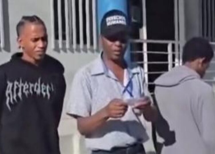 Denuncian que policia rechazo la entrega voluntaria de jovenes acusados de asaltos en Los Frailes