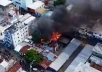 Devastador incendio arrasa con cinco viviendas en el sector Pueblo Nuevo de Santiago
