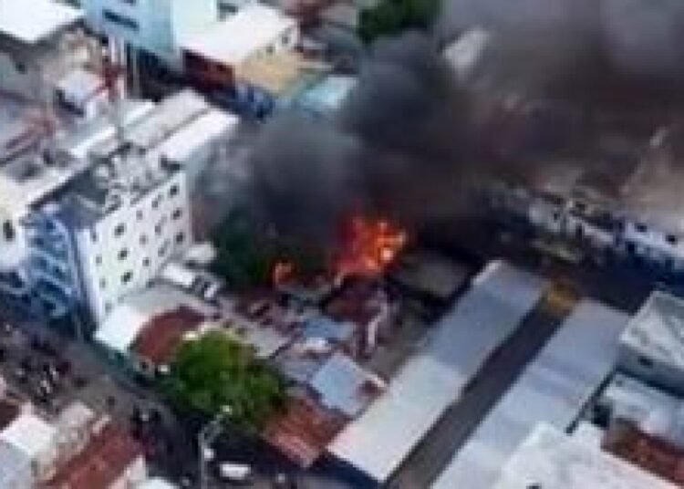 Devastador incendio arrasa con cinco viviendas en el sector Pueblo Nuevo de Santiago
