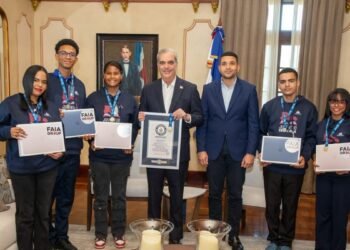 Luis Abinader premia en el Palacio Nacional a jóvenes que rompieron récord mundial de lectura