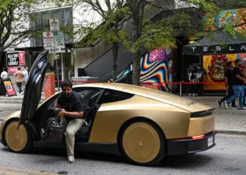 Tesla anuncia plan para ampliar su flota de robotaxis a millones de unidades