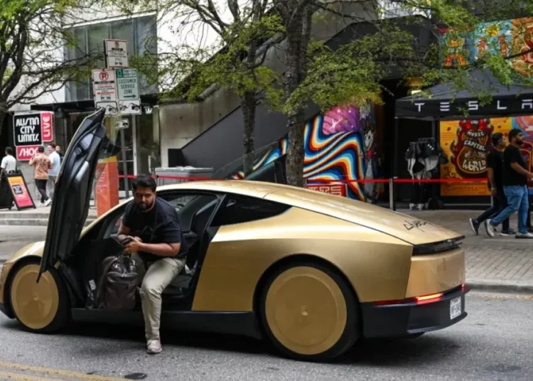 Tesla anuncia plan para ampliar su flota de robotaxis a millones de unidades