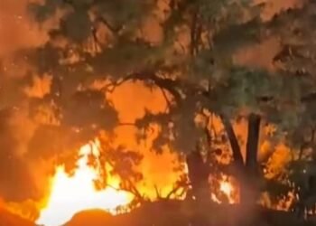 Incendio destruye nuevo local del emblemático restaurante Las Dunas en Baní