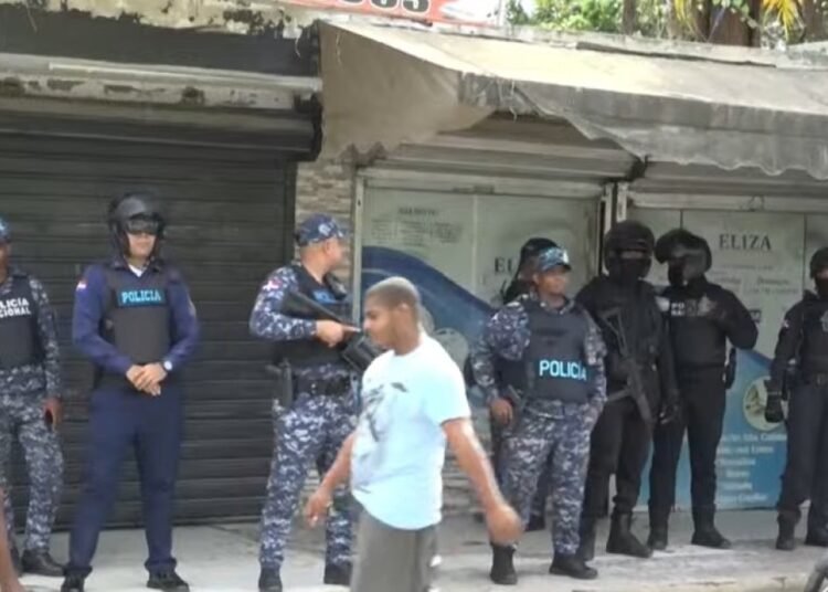 Fuerte despliegue policial custodia el velatorio de Los Mellos en Santo Domingo Este entre denuncias de familiares