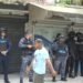 Fuerte despliegue policial custodia el velatorio de Los Mellos en Santo Domingo Este entre denuncias de familiares