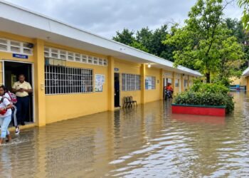 Educación autoriza suspensión condicional de clases en siete provincias bajo alerta amarilla