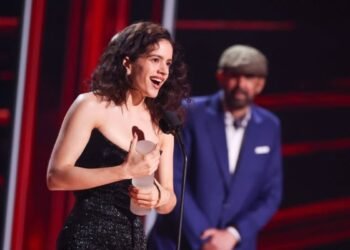 Rosalía se emociona hasta las lágrimas al recibir prestigioso premio de manos de Juan Luis Guerra