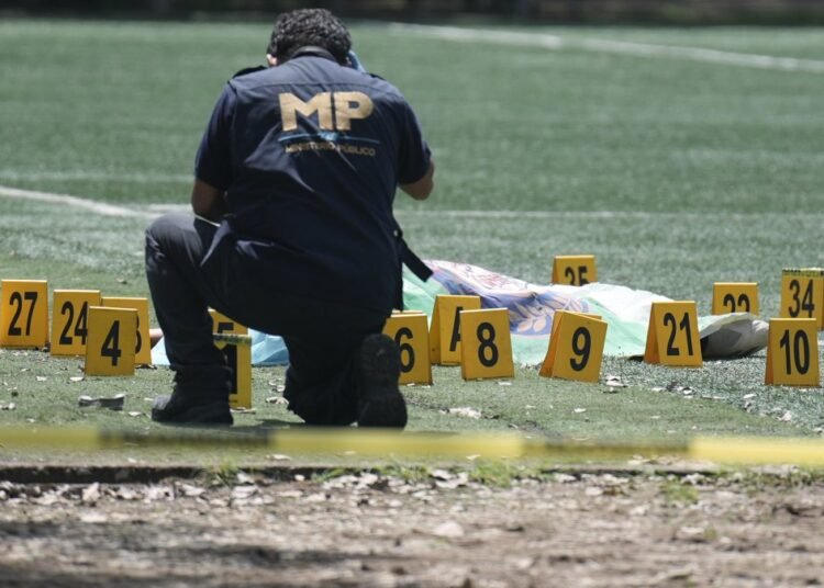 Escándalo en Guatemala: Detienen a siete policías por sembrar un arma para inculpar a dos inocentes