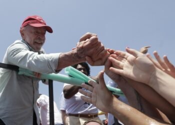 Lula ataca con dureza a Flávio Bolsonaro en un tenso cierre de campaña electoral en Brasil