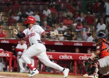Los Leones del Escogido blanquean a los Toros gracias a un batazo clave de Jonathan Guzmán