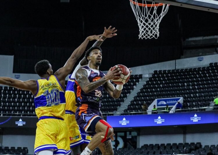 Los Prados asaltan la cima del baloncesto distrital tras vencer al Mauricio Báez