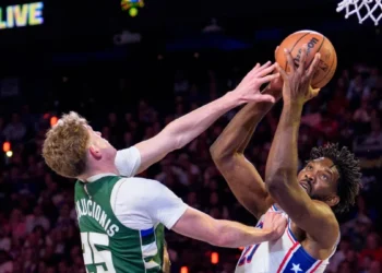 Joel Embiid brilla con tripe-doble y mantiene a los Sixers invictos en la NBA