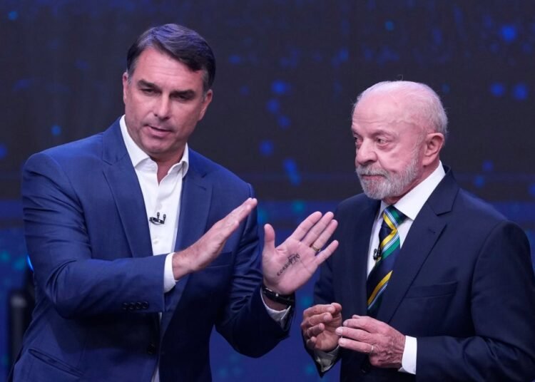 Flávio Bolsonaro vota temprano en Brasil y sentencia que llegó la hora del cambio real