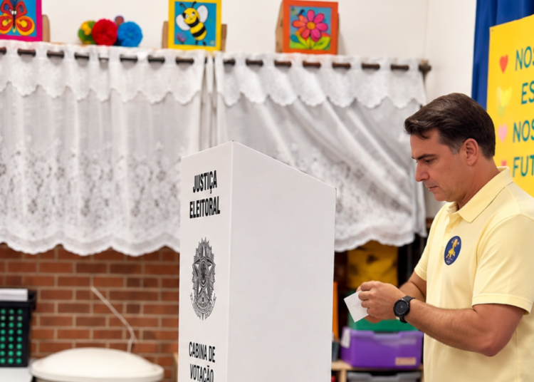 Flavio Bolsonaro vota en Rio de Janeiro en una historica segunda vuelta presidencial en Brasil