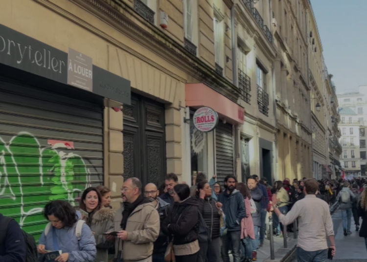 Brasileños hacen largas filas en Francia para votar en la segunda vuelta entre Lula y Flávio Bolsonaro
