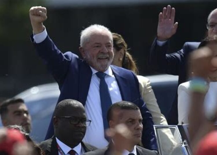 Lula lidera inicial en elecciones de Brasil y extienden votación por dos horas tras denuncias