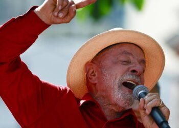Lula recupera el liderato en el recuento frente a Flavio Bolsonaro en una tensa segunda vuelta en Brasil