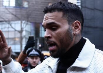 Chris Brown es condenado a prisión en suspenso por brutal pelea en discoteca de Londres